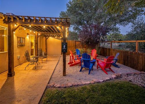 Perfect Downtown Location - Dog Friendly-Fenced Yard- Firepit/Ping Pong