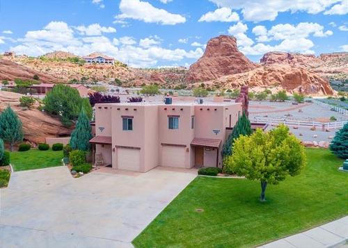Nestled in the Redrocks with Private Hot Tub | 3 Master Suites | Near Town