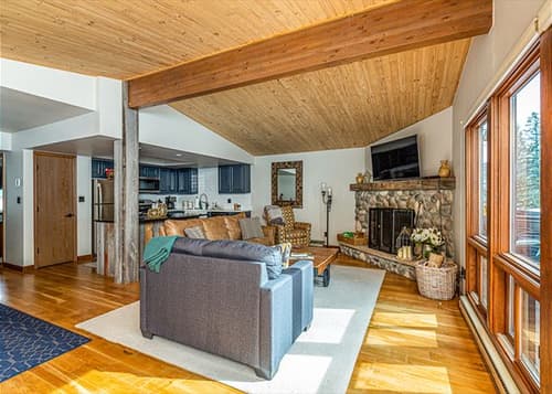 Pet Friendly Remodeled Ski in/Ski Out Condo - Deck - Awesome Views