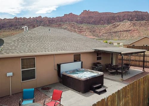 Private Home w/Private Hot Tub - Firepit - Fenced Yard - Views - Shared Pool