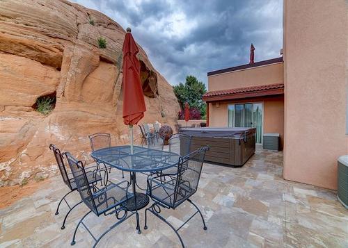 Private Hot Tub - Rooftop Deck - Iconic Red Rock Setting - 3 King Beds