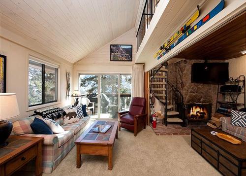 Affordable Ski in/Ski Out Condo - Newly Furnished - Views & Deck