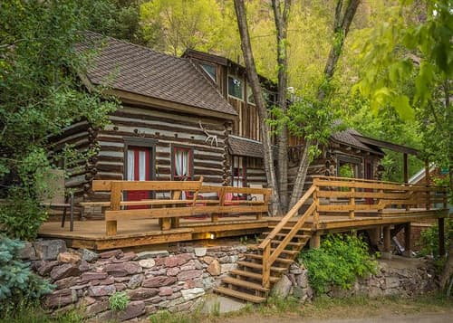 Historic Cabin/Near Downtown/Pet Friendly/Front Porch & Outdoor Space