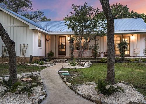 New Listing! - Beautifully Restored Farmhouse - 5 min to Wimberley Square