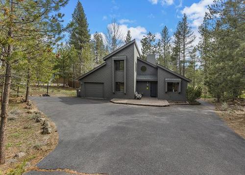 New Listing! Private Hot Tub ~ In the heart of Sunriver ~ SHARC