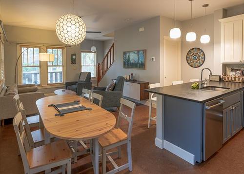 New Listing! 30+ day rental Downtown Bend! Available April-June 15!