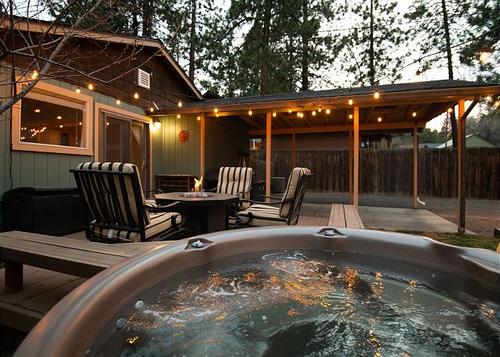 Private Hot Tub ~ Walk to downtown ~ Bend Cottage ~ Fire Pit 