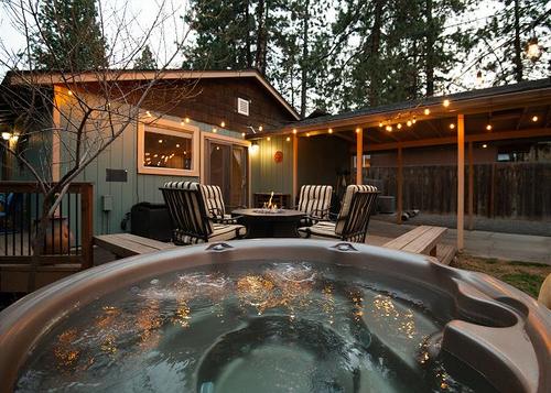 Hot Tub ~ In the Heart of Bend ~ AC ~ Fire Pit ~ Dog Friendly ~ Bikes! 