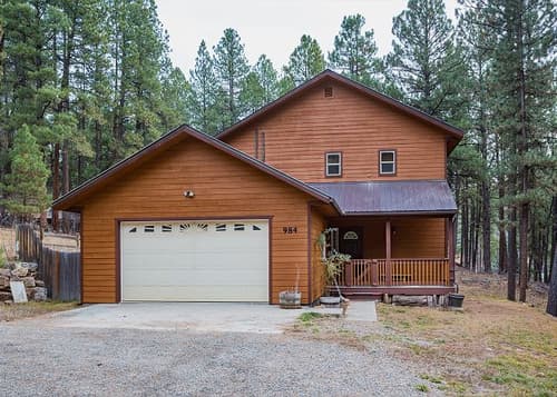 NEW LISTING! Privacy in the Pines - HotTub, Kid&Pet Friendly, Near Town/Lakes