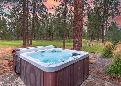 New Listing! Private Hot Tub ~ Luxury Home ~ Gateway to the Cascade Lakes!