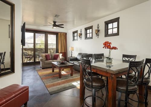 Luxury Condo in Downtown Moab | Private Hot Tub | Pet Friendly | Easy Parking