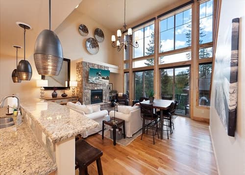 Largest Alpenglow Townhome - Hot Tub - Views - Steps to the slopes