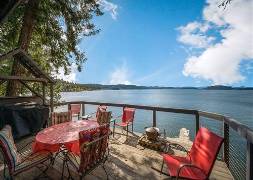Lakefront house with new private dock, water toys and amazing views!