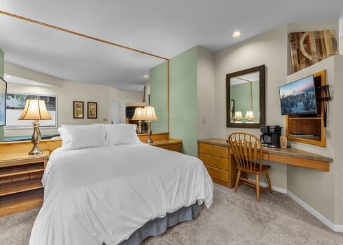 New Listing! Hotel style suite in Mt. Bachelor Village!