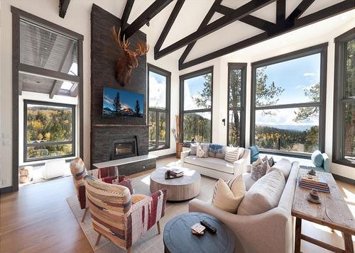 Luxury Modern Mountain Home w/ Amazing Lake & Mountain Views. 2 Miles to Purg