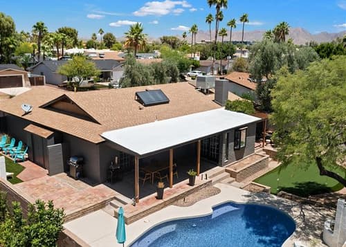 Near Old Town! Gorgeous Remodeled N. Scottsdale Home - Pool & Putting Green