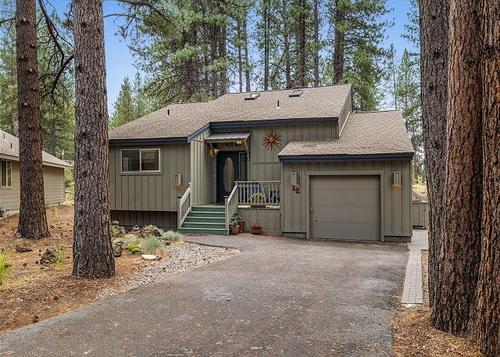 New! Private Hot Tub ~ Heart of Sunriver ~ Updated Home ~ SHARC passes! 