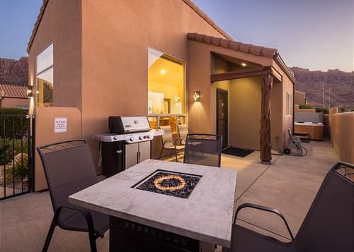 5 Mins to Moab & Easy Access to National Parks | Private Hot Tub | Pool