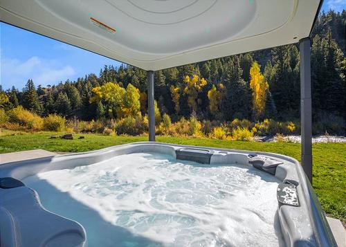 New Listing! Private Hot Tub-Overlooking River-Custom Built Mountain Retreat