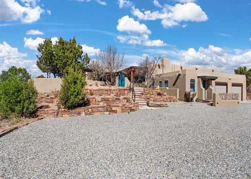 New! 15 Acres of Luxury Desert Living| Great Views| Hot Tub| 8 Miles to Plaza