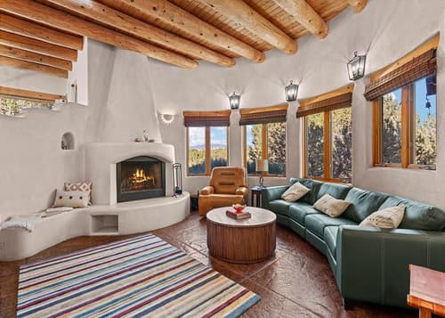 New Listing! Exquisite Retreat with Mountain Views| 15 Mins to Plaza | Skiing