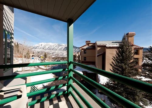 4th Floor Studio - Views - Deck - Ski in/Ski Out - Affordable